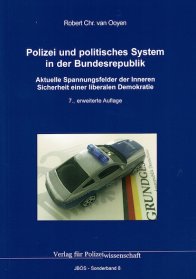 Polizei und politisches System in der Bundesrepublik: Aktuelle Spannungsfelder der Inneren Sicherheit einer liberalen Demokratie
JBÖS-Sonderband 8
7. Auflage 2022